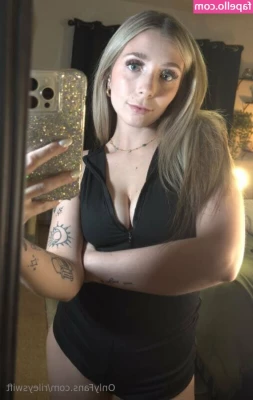 rileyswift - Tell me who wants to see more  comment below or message me the words