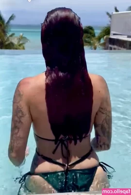 Aline Jost Diraimondo [ aline-jost-diraimondo ] - Wanna grope? 😏