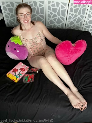 itskinkerbell_free [ itskinkerbell-free ] - Should I buy Christmas 🎄⛄️🎅🏻❄️ themed pasties for