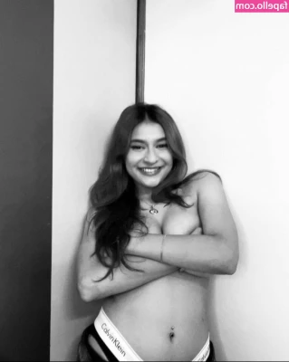 Jjuvzzz - do you prefer small tits or big tits? 👀🖤