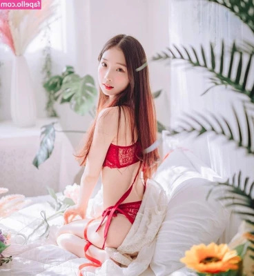Pureding - Same look but with a white bra  What do you think?