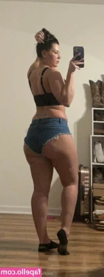 hotwife_brookeblaze [ hotwife-brookeblaze ] - El dueño de la casa donde vivo  vino a cobrarme el dinero y