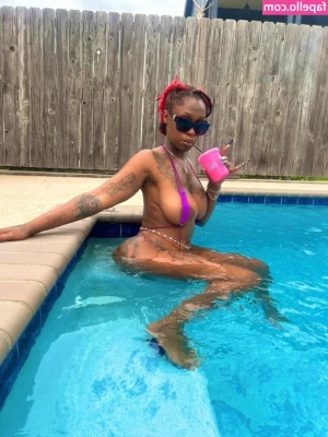 Skoobi3 - subscribe to my only fans and I ll show you my nudes