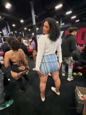  [ elliethic ] - looking at you getting undressed 👀