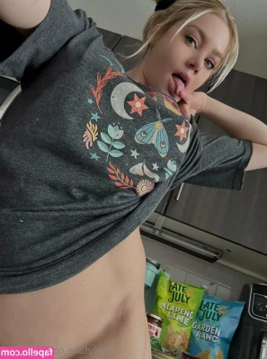 Riley Steele [ riley-steele ] - Hey boys  Did you miss my dirty  stinky feet gnarly  nasty toenails