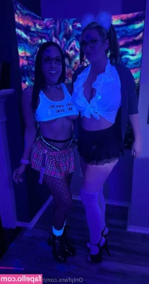 sexymama2626 - Me and my sexy friend😈 seduce the Uber come delivering guy. We get