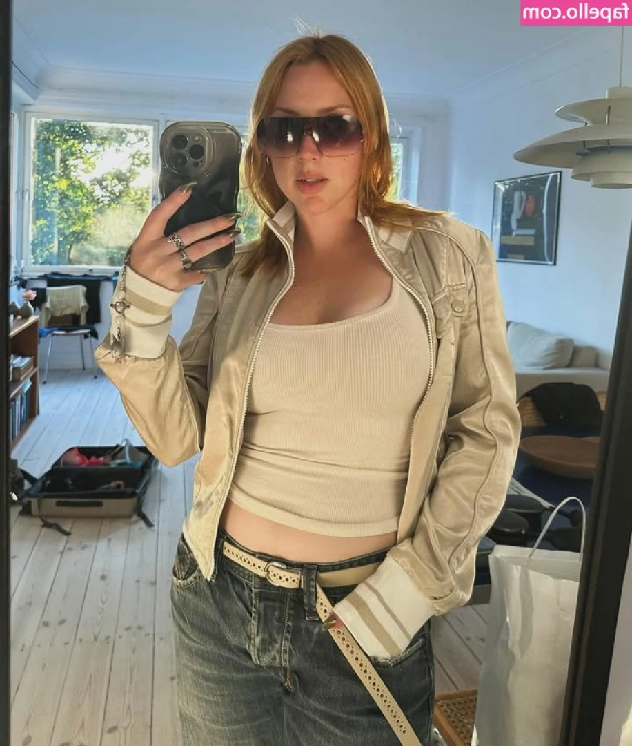 Samantha Quick [ samantha-quick ] - Ready to get my tan on today ☀️