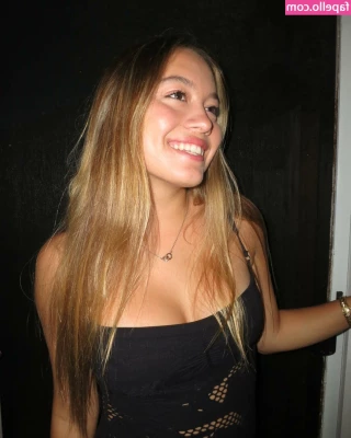 Erika Auli’i LaVoie [ erika-auli-i-lavoie ] - Se mi trovi cosi in camera che fai non vieni    Io ti sto aspettando