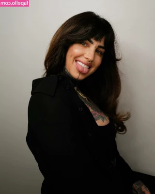 Linda Bishop [ linda-bishop ] - Ass or tittys
