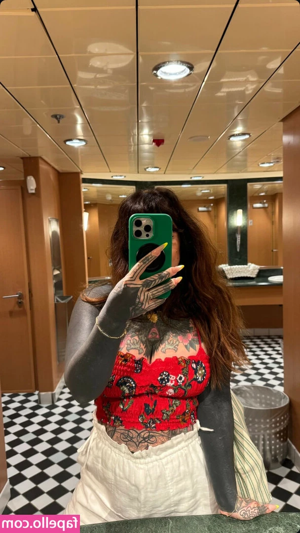 Linda Bishop [ linda-bishop ] - I sure wish someone would come rub my feet and kick my toes
