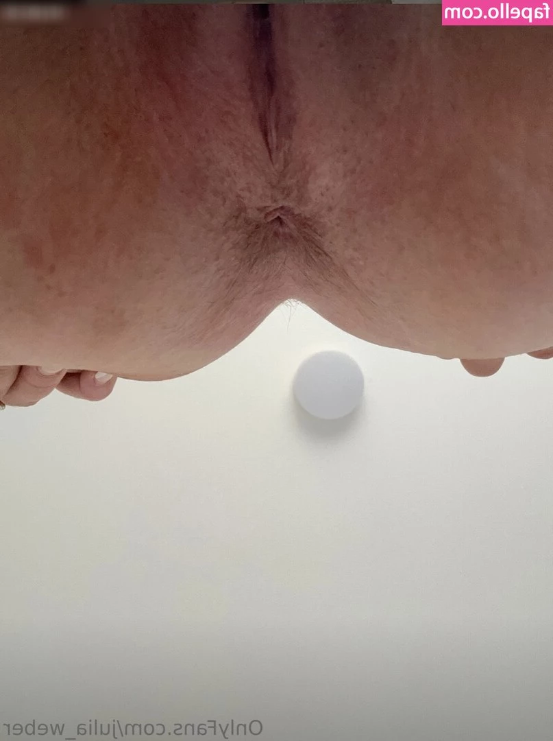 Julia_Weber [ julia-weber ] - Happy Hump Day!🍑 Swipe...