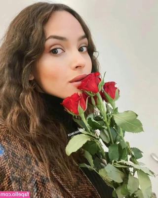  [ adria-arjona ] - hot selfie 🤳🏻