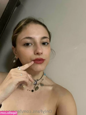 leamoore - i feel like a God, and i deserve to be worshiped ;)