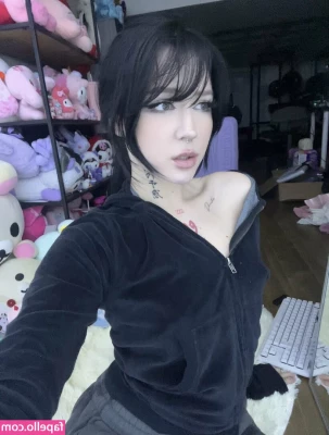 Laurinchhhe - Pulling my panties down for you