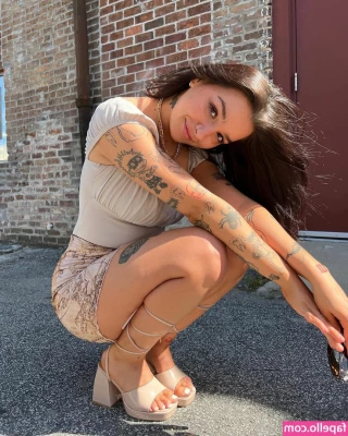 Alyssa Reign [ alyssa-reign ] - 🤸‍♀️ Streching 🤭 How did you start your monday? 🤔