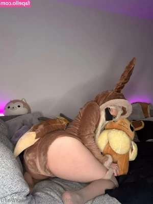 candyxwaifu - Playing with my stomach at my desk