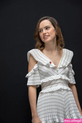 Daisy Ridley [ daisy-ridley ] - Angles and lines