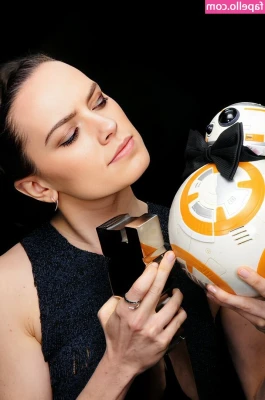 Daisy Ridley [ daisy-ridley ] - Home sweet home. Getting ready for cam now :)