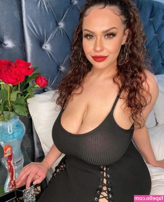  [ gia-blaze ] - Graciously sitting on faces 😈👑