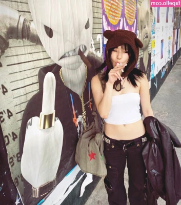 p6rvert - i think my tummy and hips look super cute in these pics 🥰 what do