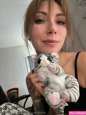olivia_on_pole [ olivia-on-pole ] - All this moving has my ass so perky    cum say hi