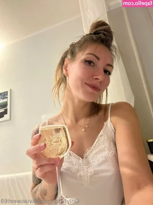 olivia_on_pole [ olivia-on-pole ] - Trying to get back into Twitter  so feel free to follow me for all of