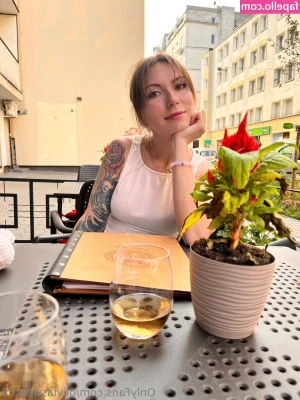olivia_on_pole [ olivia-on-pole ] - What do yall think of the pro pics compared to like selfies and