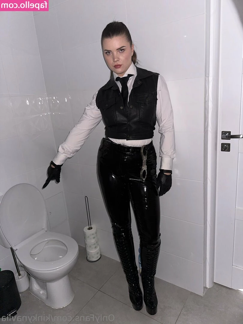 kinkynavlia - Throw back Thursday  Shaking my ass and twerkin instead of cleaning