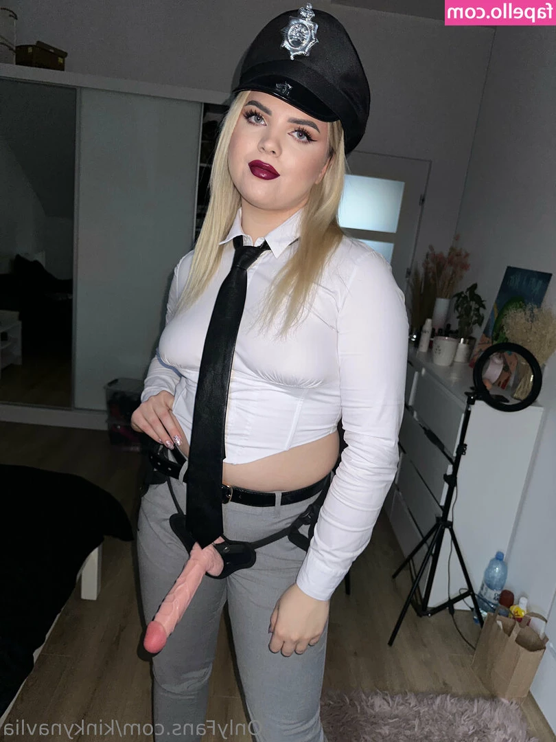 kinkynavlia - Brightened up my hair so I can brighten up your day! 🤩 How do you