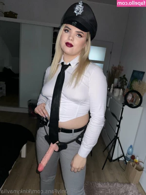 kinkynavlia - Brightened up my hair so I can brighten up your day! 🤩 How do you