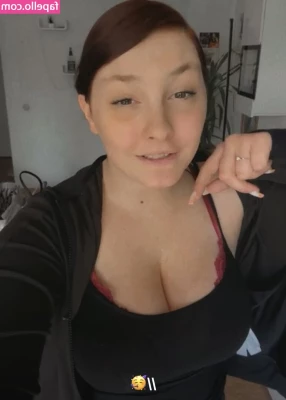 Nessi.rxh [ nessi-rxh ] - A sub payed for me to have my nails done and wanted me to show them