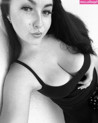 Vanessa.grwd [ vanessa-grwd ] - I know I’m not naked but i went to a ren fair today and felt so