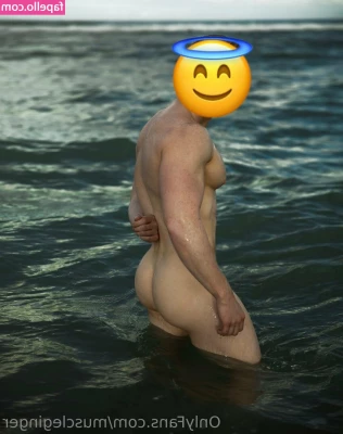 muscleginger - Buenos días bebe mira como tiro mi escote para mostrarte mis tetas