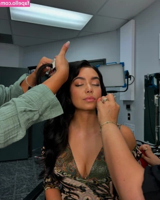 Aulii Cravalho [ auli-i-cravalho ] - Come smack this big mf