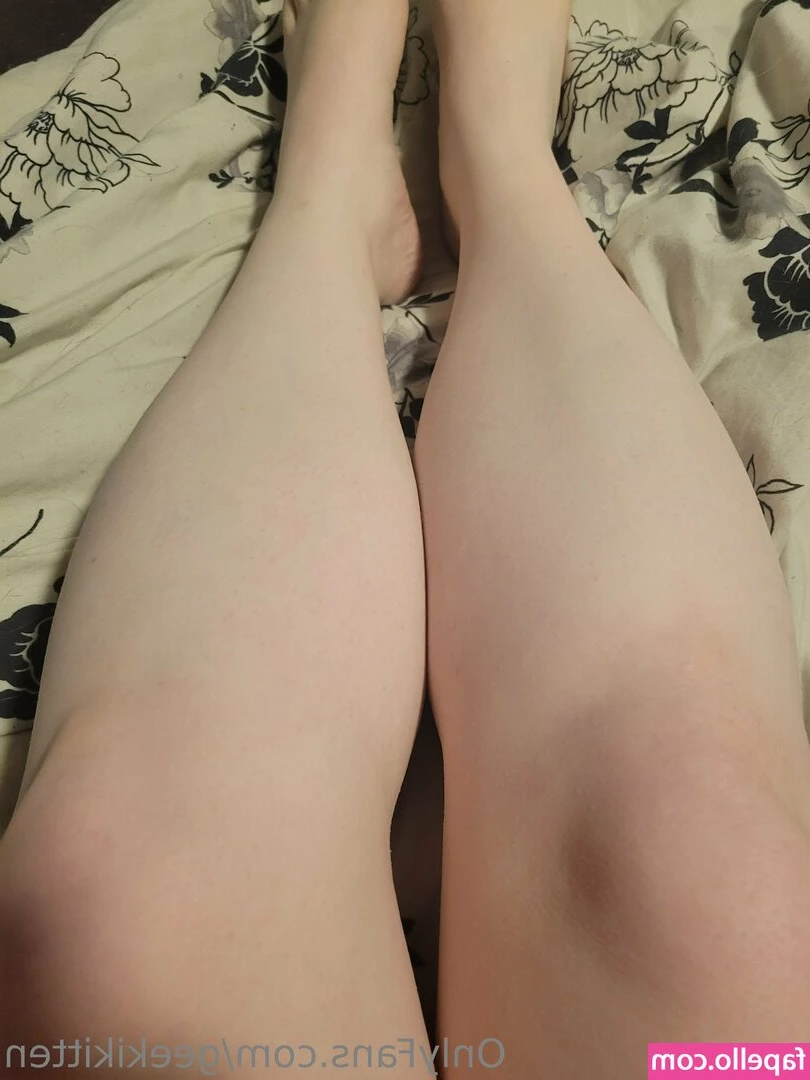 geekikitten - juicy upskirt outside my window