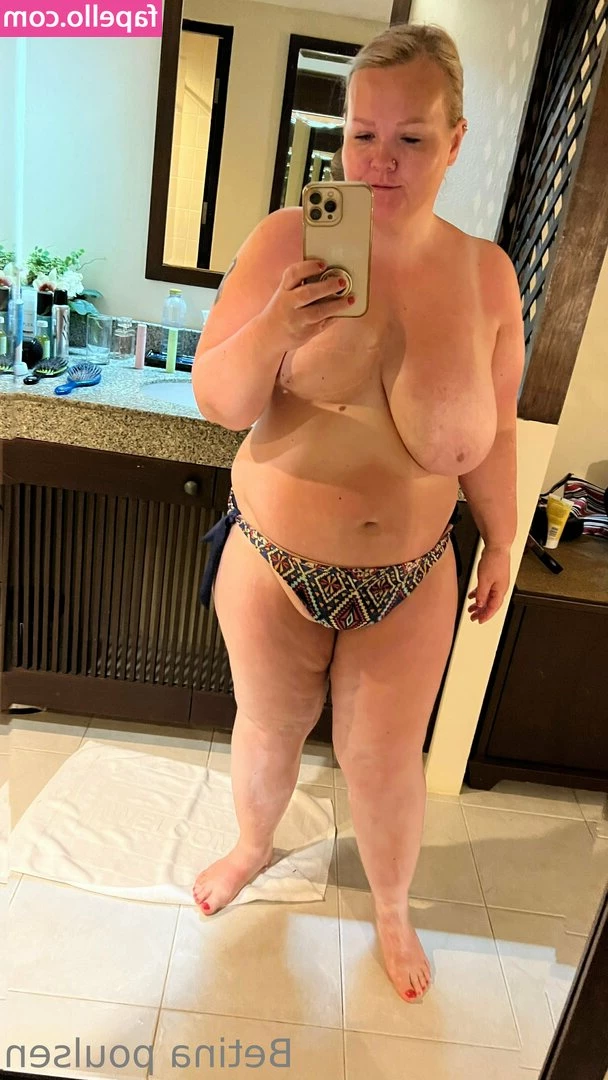 betina_poulsen [ betina-poulsen ] - Just can’t help but spank myself.