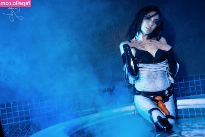 Kassandra Leigh [ kassandra-leigh-3 ] - Can you guess what s in my hand