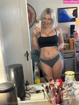 Kittydmarie [ kittydmarie-1 ] - Just cleaned my bong   Goodmorning