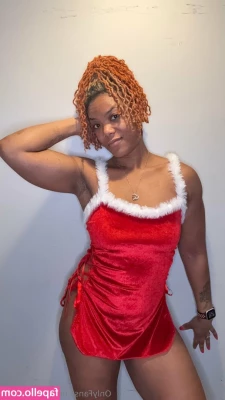 lil_moni_que [ lil-moni-que ] - Happy New Years boys  Lots of hot content I m in the process of