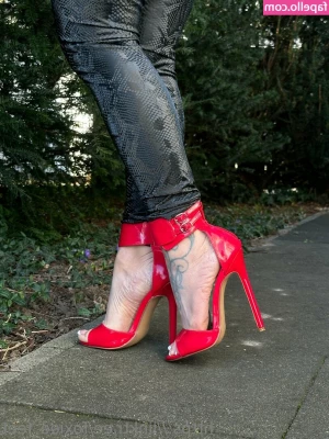 foxieefeetfree - Busy gurl   come bless me with some dįck