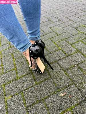 foxieefeetfree - Spread legs or crossed legs?💦