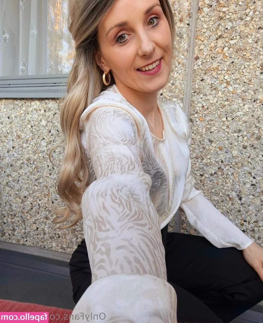 emi_lila [ emi-lila ] - IN YOUR INBOXES NOW! hey bb do me a favor real quick, watch this