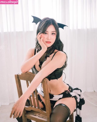 Yuggie_TV [ yuggie-tv ] - You look so good down on your knees for Mommy 😘