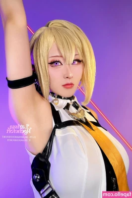 Larissa Rochefort [ larissa-rochefort ] - Oops