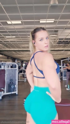 Kayeufy - Slowmotion spin in bikini