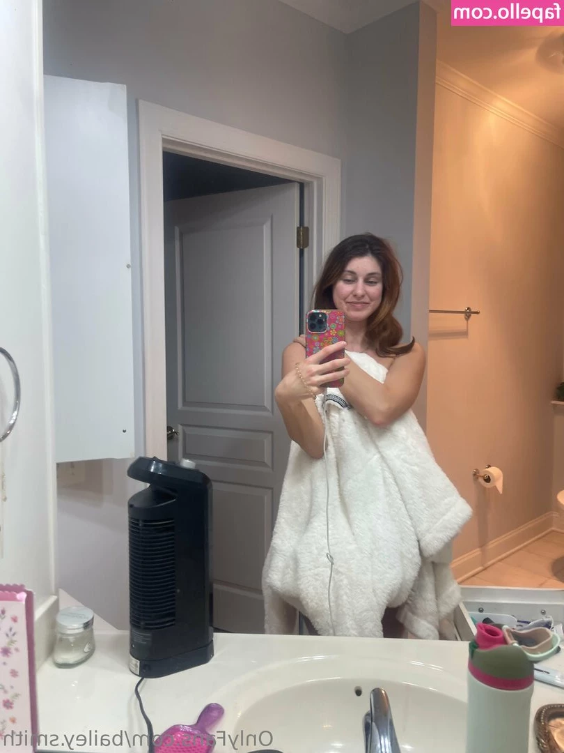 bailey.smith [ bailey-smith-1 ] - Breakfast this morning is Vanny. I cum with pancakes, sausage, and a