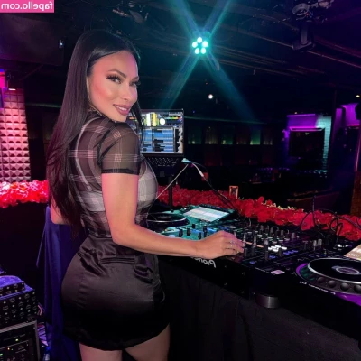 Wendi Jamison [ wendi-jamison ] - Spread me out 💦