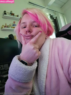 piggynukka - Watch me roll a blunt    Am I pretty today