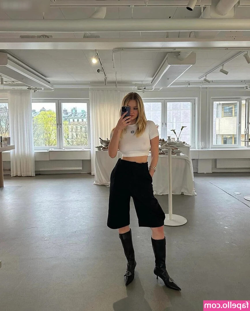 Astrid S [ astrid-s ] - No better way to end a giantess massacre than by a classic butt crush