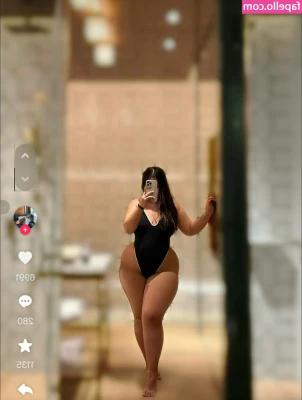 B742741 - A fat ass & a degree .. watch out world 🎓
